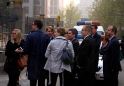 2014年4月8日,当中国人权律师丁家喜在北京市海淀区法院受审的时候,外国外交官站在法院外面。