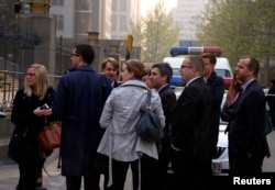 2014年4月8日,当中国人权律师丁家喜在北京市海淀区法院受审的时候,外国外交官站在法院外面。