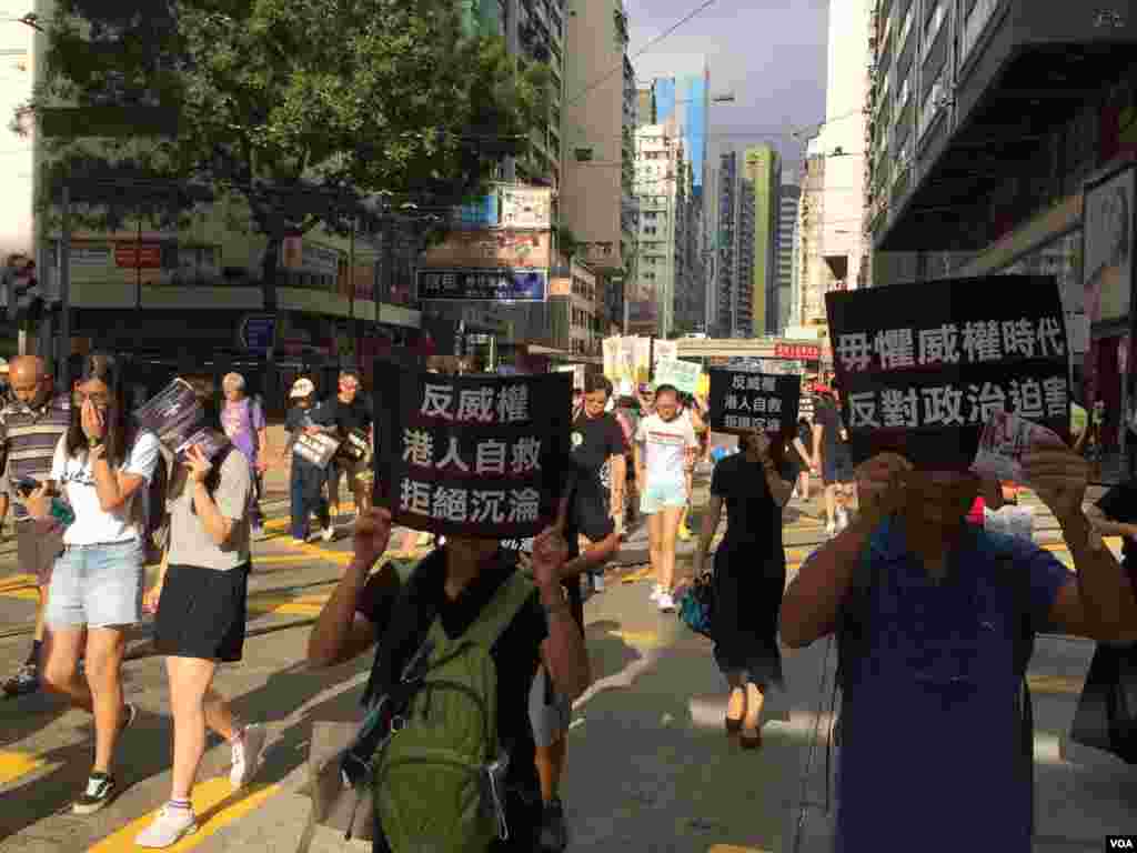 香港几十个政党和团体在中国十一国庆当天下午,举行反威权大游行,抗议政治打压,要求律政司司长袁国强下台。数以万计的港人走上街头,表达反对他们看来的来自北京和香港特区政府的威权打压。