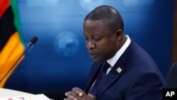 资料照片:2022年12月13日,赞比亚外交部长斯坦利·卡库博在华盛顿与美国国务卿布林肯一起参加“美非峰会”的谅解备忘录签字仪式。(美联社照片)