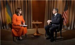 美国国务卿安东尼·布林肯在基辅接受美国之音东欧分社社长迈罗斯拉娃·贡加泽专访。(2022年1月19日)