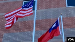 美国星条旗与台湾青天白日满地红旗帜在空中飘扬(美国之音锺辰芳拍摄)