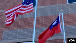 资料照:美国星条旗与台湾青天白日满地红旗帜在空中飘扬