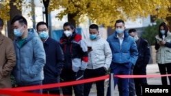 2022年11月15日中国北京朝阳区一个新冠检测处的情景。(路透社)