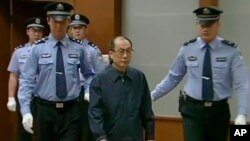 2013年6月9日在北京第二中级法院,中国前铁道部部长刘志军 (从右边第二位)因腐败和滥用职权指控被提讯。(CCTV视频截图)