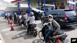 Motorists queue up to fill up their tanks after the government announced an increase in fuel prices, at a gasoline station in Jakarta, Indonesia, Sept. 3, 2022.