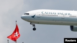 资料照:一架国泰航空公司的波音飞机降落在香港国际机场。(2019年8月14日)