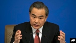 中国外交部长王毅在北京的记者会上讲话(2016年3月8日)