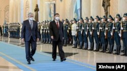 中国国家主席习近平和哈萨克斯坦总统托卡耶夫在哈萨克斯坦首都努尔苏丹检阅仪仗队时,两位领导人和仪仗队都佩戴口罩。(2022年9月14日)