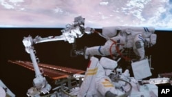 资料照片:中国航天员在太空行走。