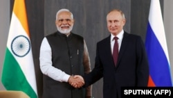 资料照片:印度总理莫迪与俄罗斯总统普京在乌兹别克斯坦撒马尔罕出席上海合作组织首脑会议期间举行会谈。(2022年9月16日)