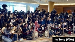 《港版国安法》实施接近两年,有资深香港记者表示,新闻工作者面对最大的挑战,是国安法的红线无法说清,记者们无所适从下容易自我审查。(美国之音 汤惠芸)