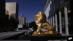 坐落在广州的富力中心外的金色雄狮雕像。 (资料照片,2009年11月4日)