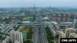 鸟瞰中国四川成都市因疫情封城后空荡荡的街道。(2022年9月1日)