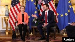 2025年2月11日,美国副总统万斯在法国巴黎美国大使官邸与欧盟委员会主席冯德莱恩和欧盟的外交与安全政策官员举行双边会议。