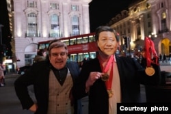 饰演国际奥林匹克委员会主席巴赫(Thomas Bach)的示威者向“习近平”颁发侵犯人权金牌 (摄影:Natural Ngan)