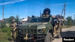 Військовослужбовці ДСНС України патрулюють нещодавно звільнене місто Куп’янськ в Харківській області. 10 вересня 2022 року. Прес-служба ДСНС України України. Роздатковий матеріал через REUTERS