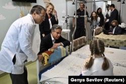 Державний секретар США Ентоні Блінкен розмовляє з 6-річною Мариною з Херсонської області під час свого візиту до дитячої лікарні. Женя Савілов/Pool через REUTERS.