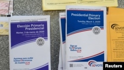 资料照片:加利福尼亚州英语和西班牙语的选票和投票资料。