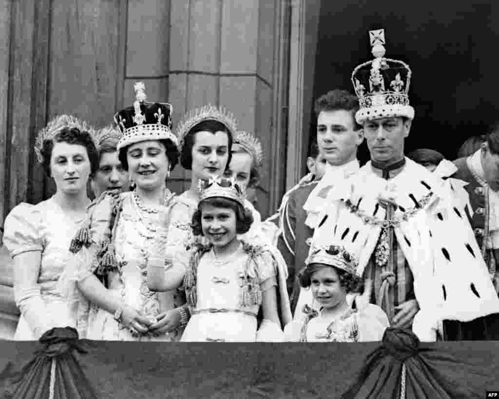 Công chúa Elizabeth (giữa, vẫy tay) đứng trên ban-công của Điện Buckingham, ngày 12 tháng 5 năm 1937, sau lễ đăng quang của cha là Quốc vương King George VI (phải).  
