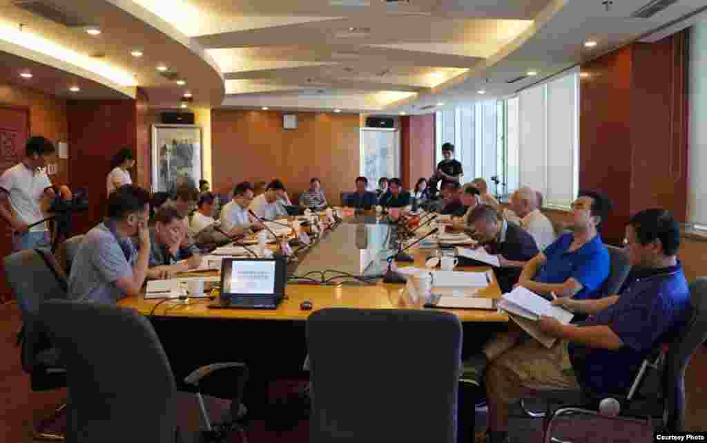 中国法律专家举行炎黄春秋诉中国艺术研究院案专家论证会 (2016年 8月2日,网络图片/炎黄春秋杂志授权使用)。炎黄春秋委托的律所在北京举行起诉中国艺术研究院的专家论证会,十多位知名法律专家与会。有中国四大法学家之称的原中国法学杂志总编郭道晖、前政法大学校长、人大法委会副主任江平、原社科院法学所法理研究室主任李步云、全国人大法工委研 究室原主任高锴,以及其他知名法律专家熊文钊、何兵、张千帆、徐昕等十多人,参加了由炎黄春秋的法律代理北京莫少平律所主办的研讨会。  