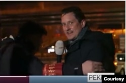 红袖章继续推搡,荷兰记者知道无法继续,于是用荷兰语向总部说:“你们已经看到了,我们现在正被赶走......” (荷兰公共电台NOS 视频推特截屏)