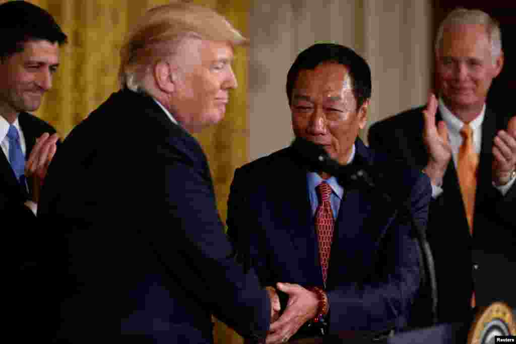 美国总统川普在白宫欢迎台湾电子设备制造商鸿海富士康科技集团领导人郭台铭(2017年7月26日)。富士康计划在美国威斯康辛州开设价值100亿美元的液晶面板厂,预计此举将带来成千上万就业机会。