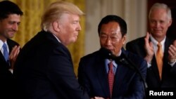 美国总统川普在白宫欢迎台湾电子设备制造商鸿海富士康科技集团领导人郭台铭(2017年7月26日)。富士康计划在美国威斯康辛州开设价值100亿美元的液晶面板厂,当时预计此举将带来成千上万就业机会。