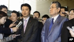 图为日本外相玄叶光一郎(左)与防卫大臣田中直纪4月27日就美驻军事宜回答记者提问
