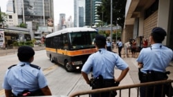 香港首位被控违反国安法的唐英杰(Tong Ying-kit)乘坐监狱车辆被押解至高等法院受审。(路透社2021年6月23日)