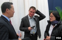 资料照:时任路透社记者的储百亮(中)和时任美国之音记者的何宗安(右)与中国外交部官员马朝旭交谈。