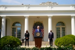 资料照片:美国总统拜登、副总统哈里斯和司法部长加兰德在白宫玫瑰园谈枪支暴力问题。(2021年4月8日)