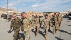 美军中央司令部司令麦肯锡上将(General Kenneth McKenzie)2019年4月5日视察驻阿富汗美军(美国国防部)