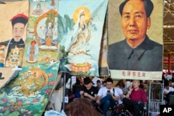 在北京的旧货市场上,毛泽东像和皇帝像、佛教神像被放到一起(2016年5月16日)而皇帝像、佛教神像是文革初期大力破除的所谓四旧。