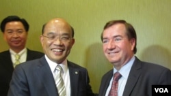 美国会议员罗伊斯(右)与苏贞昌(美国之音容易拍摄)