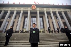 在北京召开两会期间中国安保人员在人大会谈外站岗。(2016年3月4日)