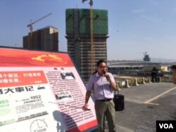 乌鲁木齐高铁枢纽中心建设工地,高铁建设公司董事长介绍高铁将对“一代一路”发挥重要作用。