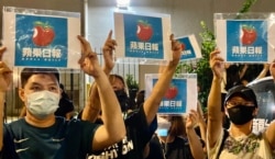 大批市民手持苹果日报标志向编采人员表达谢意 (美国之音/汤惠芸)