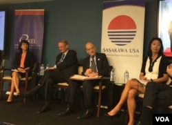 威尔逊中心研究员朴秀真(左一)、高级防务研究中心研究员纽科姆(左二)、史汀生中心东亚项目联合主任辰己由纪(右一)2018年6月13日在华盛顿出席一场讨论会(美国之音叶林拍摄)