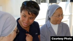 金伯利和修女重逢(金伯利·米切尔提供)