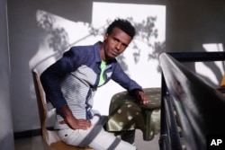 美联社采访的20岁的前华坚集团工人阿勒穆(2018年3月21日)