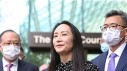 华为高管孟晚舟2021年9月24日获释后在温哥华的省府高等法庭外对媒体宣读声明(路透社)