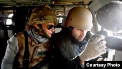 导演奥娜在阿富汗拍摄现场(左边戴眼镜的) (照片来源: FilmBuff)