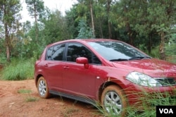 怕陷入泥坑将车停在一处平地(美国之音林森拍摄)