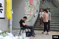 一位疲惫的香港抗议者坐在椅子上睡着了(美国之音记者申华拍摄)