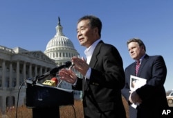 2011年3月7日,吴弘达在美国国会大厦前发表讲话,身后是美国议员克里斯·史密斯