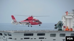 空勤总队直升机在演习中降落在新成军的“CG128宜兰舰”上(美国之音赵婉成拍摄)