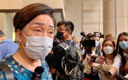 民主党前主席刘慧卿到法庭旁听民主派初选47人案提堂,她批评控方未有足够证据就提出检控,令其中36名被告未审先囚,对各被告不公平 (美国之音/汤惠芸)