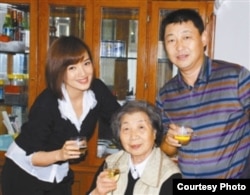 习远平首发于深圳特区报的文章中习远平、张澜澜与母亲齐心的合影(网络图片)