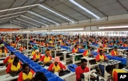 2017年1月5日,埃塞俄比亚的工人在首都亚的斯亚贝巴中国华坚公司的一家工厂内制鞋。美联社提供。